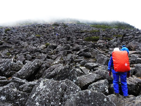 0編笠山の石場を登る600