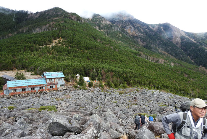 0青年小屋と権現岳方面700