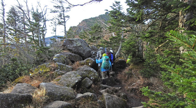 0石をかき分けて進む600