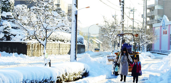 0除雪された歩道を歩く母娘600