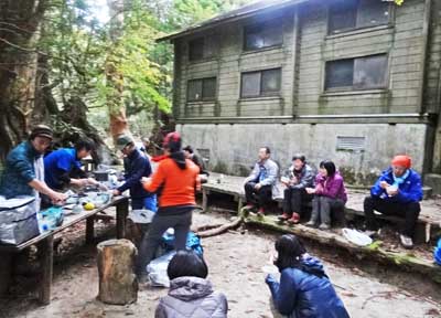 0宮之浦20新高塚小屋で夕食400