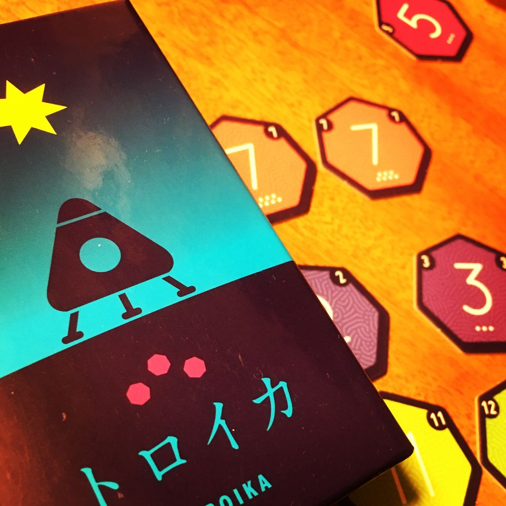 採掘場から鉱石を集めて宝石作り 数字の組み合わせが楽しい トロイカ とまとのボドゲさんぽ