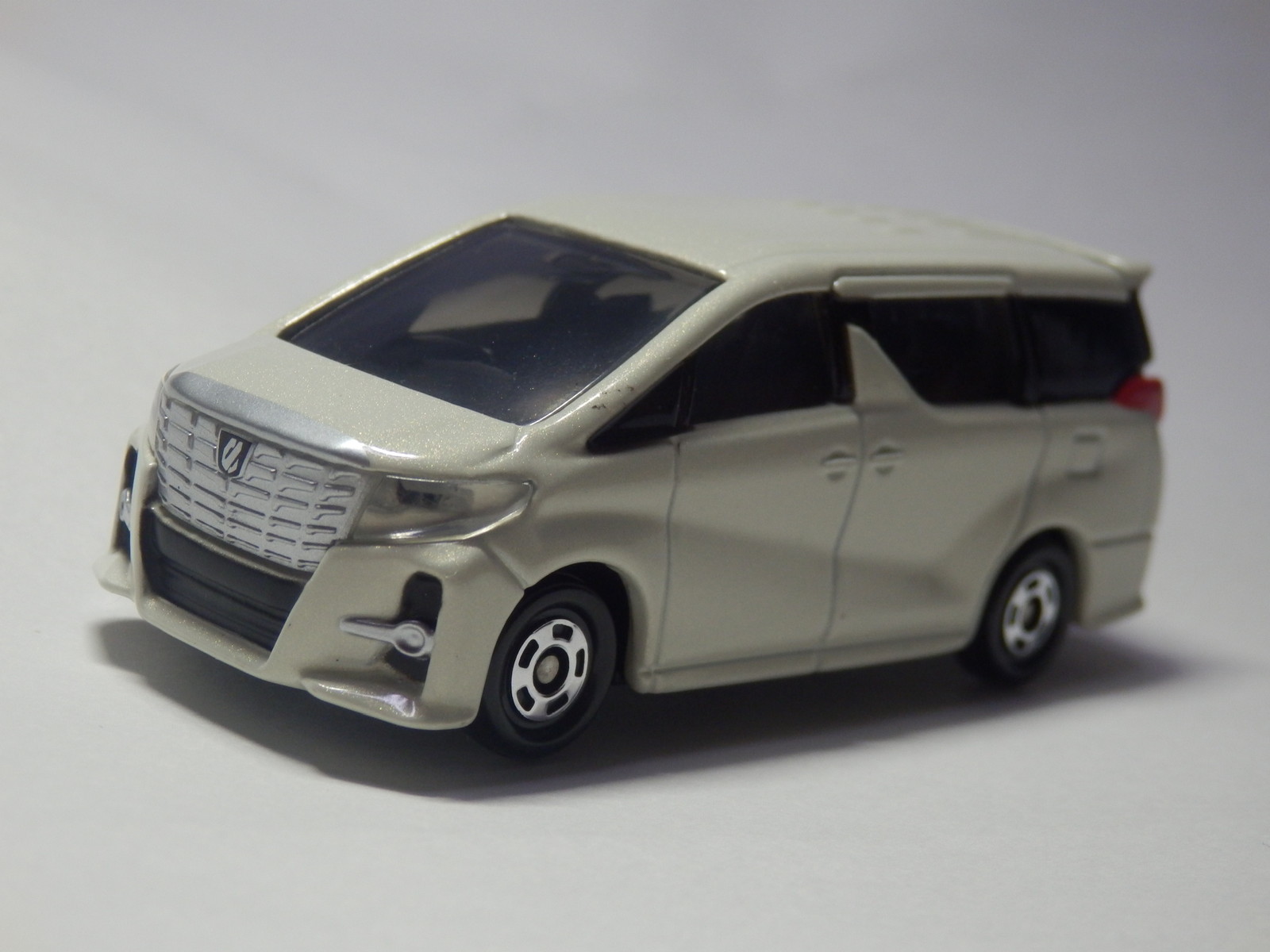 トミカ No 12 トヨタ アルファード レビュー 例外的なトミカ備忘録