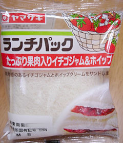 ランチパック<たっぷり果肉入りイチゴジャム&ホイップ>