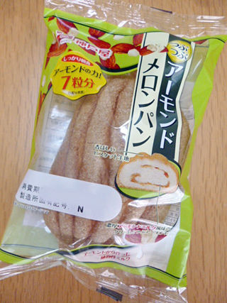 つぶつぶアーモンドメロンパン