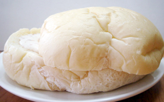大きなふわふわパン<アーモンドクリーム>