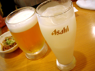 「牛すじ料理ともつ鍋 すじ平」ビール&マッコリ
