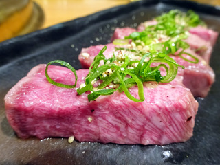 「焼肉マル」
