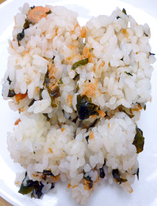 紅鮭わかめ御飯おむすび