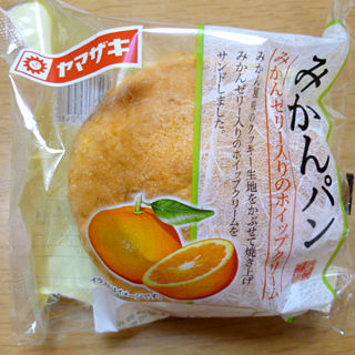 みかんパン<みかんゼリー入りのホイップクリーム>
