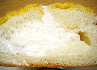 パンdeシュー<レアチーズ風味クリーム&ホイップ>