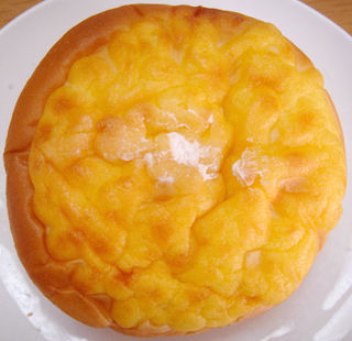 パンdeシュー<レアチーズ風味クリーム&ホイップ>