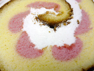 桜風味のロールケーキ