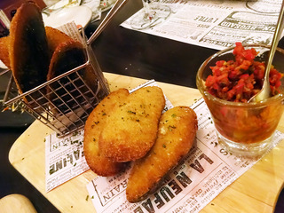 「 Tapas y Vino」