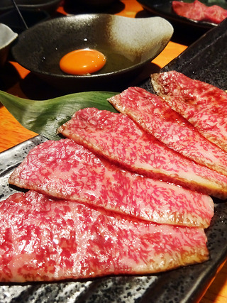 「炭火焼肉たむら」
