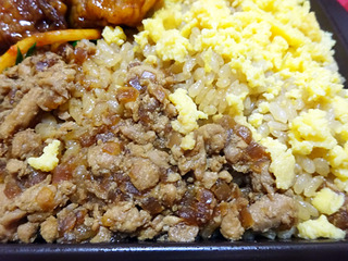 ピリ辛チキン&鶏そぼろ弁当