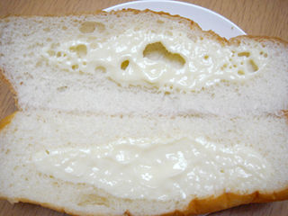 国産米粉のロールパン(豆乳クリーム)