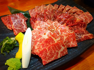 「炭火焼肉たむら」