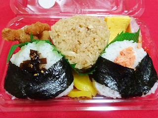 3種おむすびとおかずセット