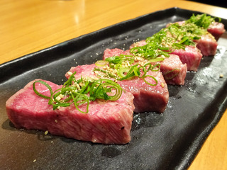 「焼肉マル」