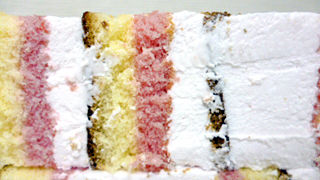 桜風味のロールケーキ