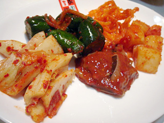 「李朝園」キムチ盛り合せ