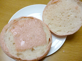 ふわふわメロンパンサンド<いちごクリーム>