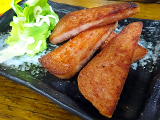 「カミナリ酒店」