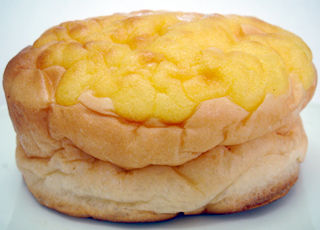 パンdeシュー<レアチーズ風味クリーム&ホイップ>