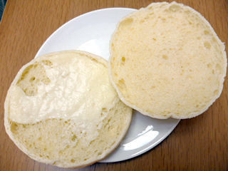 白いチョコメロンパン