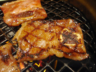 焼き肉栄伸 骨付きカルビ