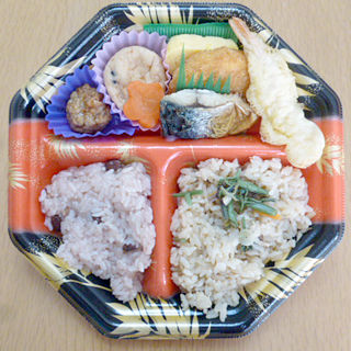 炊込みご飯と赤飯の10品目のお弁当