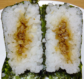 手巻おにぎり鶏そぼろ