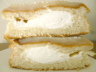 レアチーズ風味クリーム&ホイップパン