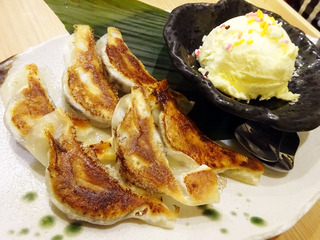 「餃子王」