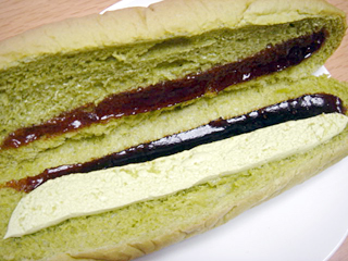 抹茶と黒みつのコッペ