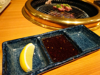 「焼肉マル」