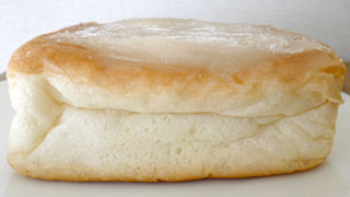 レアチーズ風味クリーム&ホイップパン