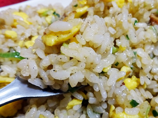 焦がしにんにくのマー油と葱油が香るザ★チャーハン