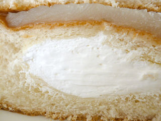 レアチーズ風味クリーム&ホイップパン