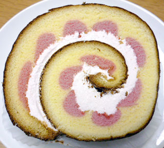 桜風味のロールケーキ