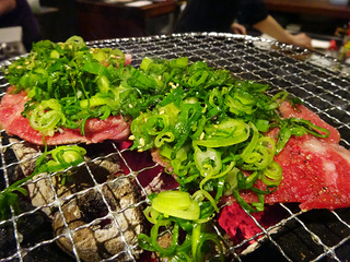 「焼肉マル瓦どんどん」