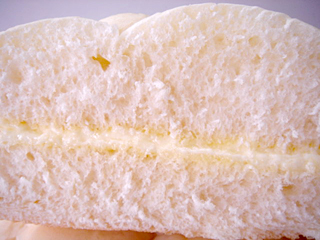 白い北海道練乳クリームパン