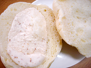 大きなふわふわパン<アーモンドクリーム>