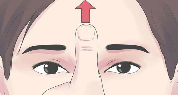 眉間のツボ 印堂 いんどう を軽く45秒間押すだけ とみちゃんくにちゃんの世界一小さなお店