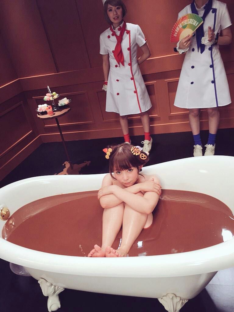 チョコ 中川翔子さん 足ひろげ ぶちまけろー