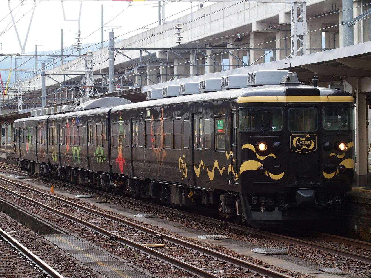 あいの風とやま鉄道の521系1000番代AK21編成で「開業10周年記念