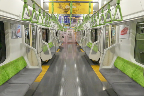 E235系0番台車の車内