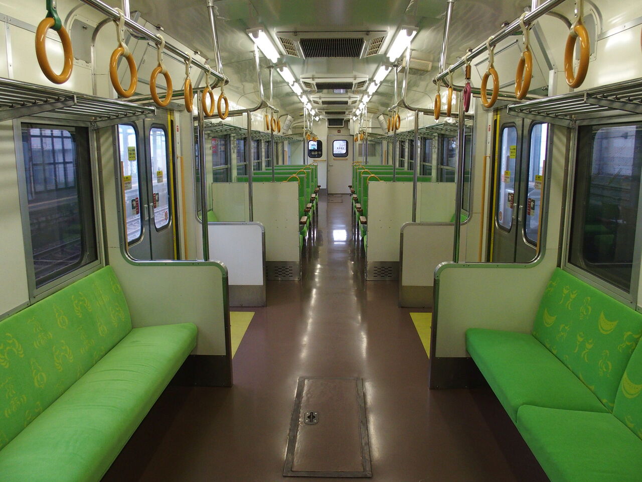 あいの風とやま鉄道の521系1000番代AK21編成で「開業10周年記念