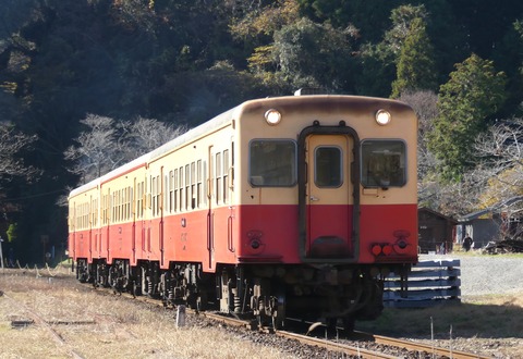 18A月崎駅を発車するキハ200系3連(2023.12.9)